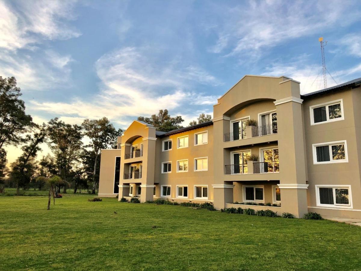 Howard Johnson Resort & Convention Center Ezeiza Esterno foto